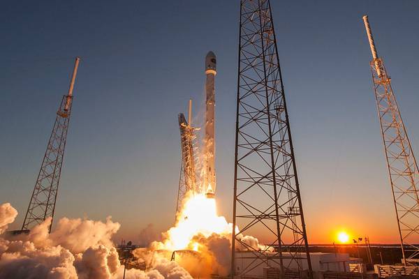 SpaceX rocket to crash into moon
