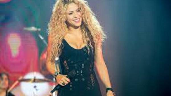 Shakira contesta a preguntas con dificultad el podcast “Hot Ones” mira por que
