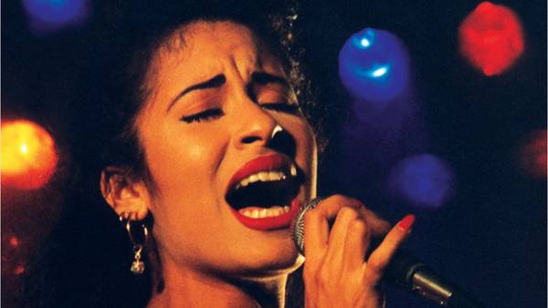 Amor Prohibido de Selena celebra 30 años con un reingreso al Top 10