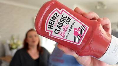 Heinz lanza una nueva salsa rosada llamada “Barbie” Cue